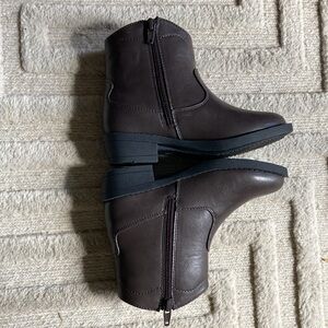 Kids brown boots!